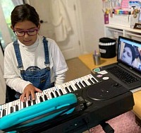Clase de piano comercial